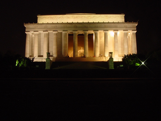 A look at the Lincoln Memorial at night.